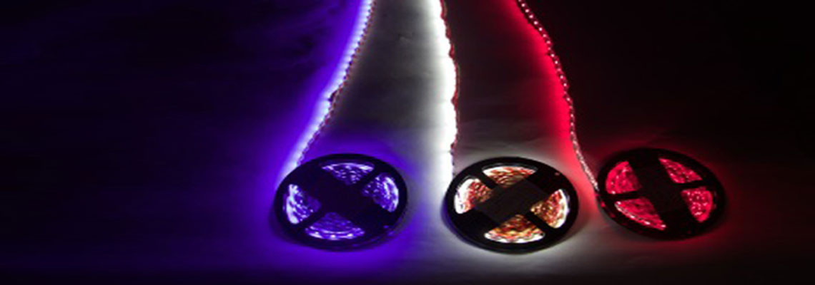 trois rubans LED avec chacun une couleur différente : bleu, jaune et rouge